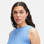 Liebeskind Berlin Ohrhänger in der Farbe silber mit lila emailliertem Charm Anhänger Tragebild