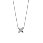 Die Ti Sento Milano Halskette - The Criss Cross von Ti Sento Milano besticht durch einen diamantbesetzten X-Anhänger und funkelnde Zirkonia aus vergoldetem Silber, stilvoll präsentiert auf weißem Hintergrund.