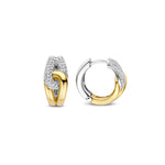 Schrägansicht der TI SENTO Milano Creolen „Intertwined Duo“ aus vergoldetem und platiniertem Sterlingsilber mit Pavé-Zirkonia und Klappverschluss.