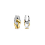 Detailansicht der TI SENTO Milano Creolen „Intertwined Duo“ mit skulpturalem Gliederdesign, hochglanzpolierter Vergoldung und brillantgeschliffenen weißen Zirkonia.