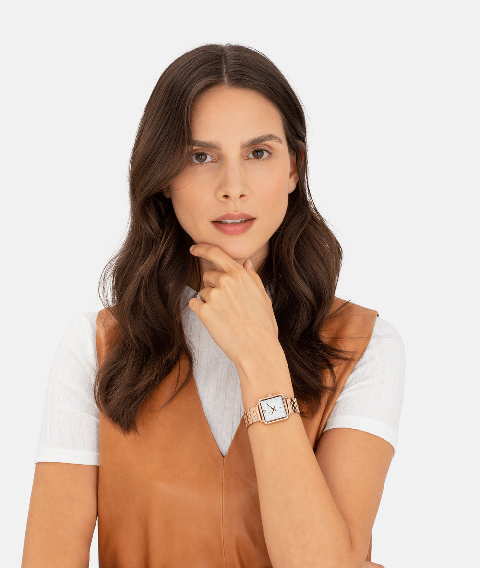 Liebeskind Berlin Armbanduhr im Retro-Look mit roségoldenem, quadratischem Gehäuse und roségoldenem Edelstahlband; Produktbild