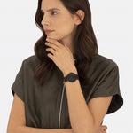 Liebeskind Berlin Armbanduhr mit schwarzem Perlmutt-Zifferblatt, schwarzen Indizes, schwarzem Gehäuse und schwarzem Meshband; Produktbild