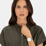 Liebeskind Berlin Armbanduhr mit Multifunktionswerk, roségoldenen Indizes, roségoldenem Gehäuse und grauem Lederband; Tragebild