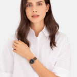 Liebeskind Berlin Armbanduhr im minimalistischen, skandinavischen Design mit schwarzem Zifferblatt, roségoldenem Gehäuse und braunem Lederband; Tragebild