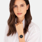 Liebeskind Berlin Armbanduhr mit schwarzem Zifferblatt, roségoldenen Indizes, roségoldenem Gehäuse und roségoldenem Meshband; Tragebild