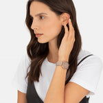 Liebeskind Berlin Armbanduhr mit beigem Zifferblatt aus Leder und vier Nähten als Indizes, roségoldenen Zeigern, roségoldenem Gehäuse und grauem Lederband; Tragebild