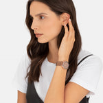 Liebeskind Berlin Armbanduhr mit braunem Ziffernblatt aus Leder, roségoldenem Gehäuse und braunem Lederband Tragebild