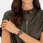 Liebeskind Berlin Armbanduhr mit grauem Zifferblatt aus Leder und vier Nähten als Indizes, roségoldenen Zeigern, roségoldenem Gehäuse und grauem Lederband; Tragebild