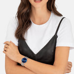 Liebeskind Berlin Armbanduhr mit blauem Zifferblatt, silbernen Indizes, silbernem Gehäuse und silbernem Meshband; Tragebild