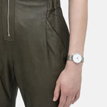 Liebeskind Berlin Armbanduhr mit Datumsanzeige, silbernem Gehäuse und silbernem Edelstahlband; Seitenansicht