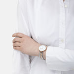 Liebeskind Berlin Armbanduhr mit Datumsanzeige, roségoldenem Gehäuse und silber-roségoldenem Edelstahlband; Tragebild