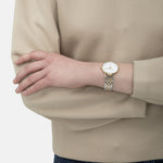 Liebeskind Berlin Armbanduhr mit Datumsanzeige, goldenem Gehäuse und silber-goldenem Edelstahlband; Tragebild