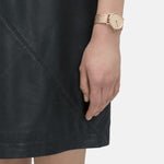 Liebeskind Berlin Armbanduhr mit beigem Zifferblatt, roségoldenem Gehäuse und roségoldenem, glitzerndem Meshband; Tragebild