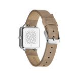 LIEBESKIND BERLIN Armbanduhr - The Classic Square: Beigefarbene Damenuhr aus Wildleder mit quadratischem, silbernem Gehäuse, auf der Rückseite mit eingraviertem Liebeskind Berlin Branding.