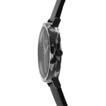 Seitenansicht der LIEBESKIND BERLIN Armbanduhr - Acetat Statement von Liebeskind Berlin mit schwarz-weißem Acetat-Gehäuse in Camouflage-Optik, schwarzem Armband und zuverlässigem Quarzwerk.