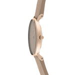 Liebeskind Berlin Armbanduhr mit beigem Zifferblatt aus Leder und vier Nähten als Indizes, roségoldenen Zeigern, roségoldenem Gehäuse und grauem Lederband; Seitenansicht