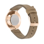 Liebeskind Berlin Armbanduhr mit Zirkoniadetails auf dem Zifferblatt, roségoldenen Indizes, roségoldenem Gehäuse und beigem Lederband; Rückansicht