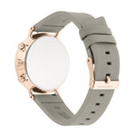 Die LIEBESKIND BERLIN Armbanduhr - The Round Multifunction von Liebeskind Berlin zeichnet sich durch ein roségoldenes Gehäuse, ein hellgraues Silikonarmband und ein vielseitiges Multifunktionsdesign aus, hier von hinten gesehen.