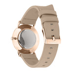 Liebeskind Berlin Armbanduhr mit beigem Zifferblatt aus Leder und vier Nähten als Indizes, roségoldenen Zeigern, roségoldenem Gehäuse und grauem Lederband; Rückansicht