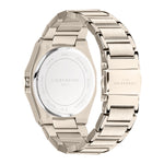 Eine Nahaufnahme der Rückseite und des Armbands der LIEBESKIND BERLIN Armbanduhr - The Classic Must-Have von Liebeskind Berlin. Sie zeigt das eingravierte Branding, die Wasserdichtigkeit, die Edelstahlelemente und das Metallgliederarmband.