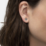 Liebeskind Berlin Ohrstecker in Kreisform in der Farbe silber mit Logoaufdruck und einem Zirkoniastein; Tragebild