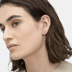 Liebeskind Berlin Ohrstecker in Kreisform in der Farbe gold mit Logoaufdruck und einem Zirkoniastein; Tragebild