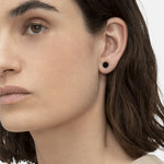 Liebeskind Berlin Ohrstecker in Kreisform in der Farbe schwarz mit Logoaufdruck und einem Zirkoniastein; Tragebild