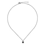 Liebeskind Berlin Halskette bestehend aus einer schwarzen Ankerkette und einem schwarzem, runden Anhänger mit Logoaufdruck und Zirkoniastein; Zusatzbild