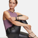 Liebeskind Berlin Fußkette mit Panzerkette und grafischem Herzanhänger in der Farbe schwarz Tragebild