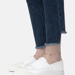 Liebeskind Berlin Fußkette bestehend aus einer roségoldenen Ankerkette mit Logo gravierten Edelstahlplättchen; Tragebild