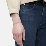 Liebeskind Berlin Armband bestehend aus einer doppelreihigen, silbernen Kette mit kleinen Edelstahlbeads; Tragebild