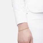 Liebeskind Berlin Armband bestehend aus einer doppelreihigen, goldenen Kette mit kleinen Edelstahlbeads; Tragebild