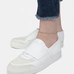 Liebeskind Berlin Fußkette bestehend aus einer goldenen, filigranen Kette mit Edelstahlbeads; Tragebild