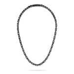 Die Fynch-Hatton Halskette - The King Chain ist eine silberne Edelstahlkette mit einem geometrischen Gliedermuster auf weißem Hintergrund.