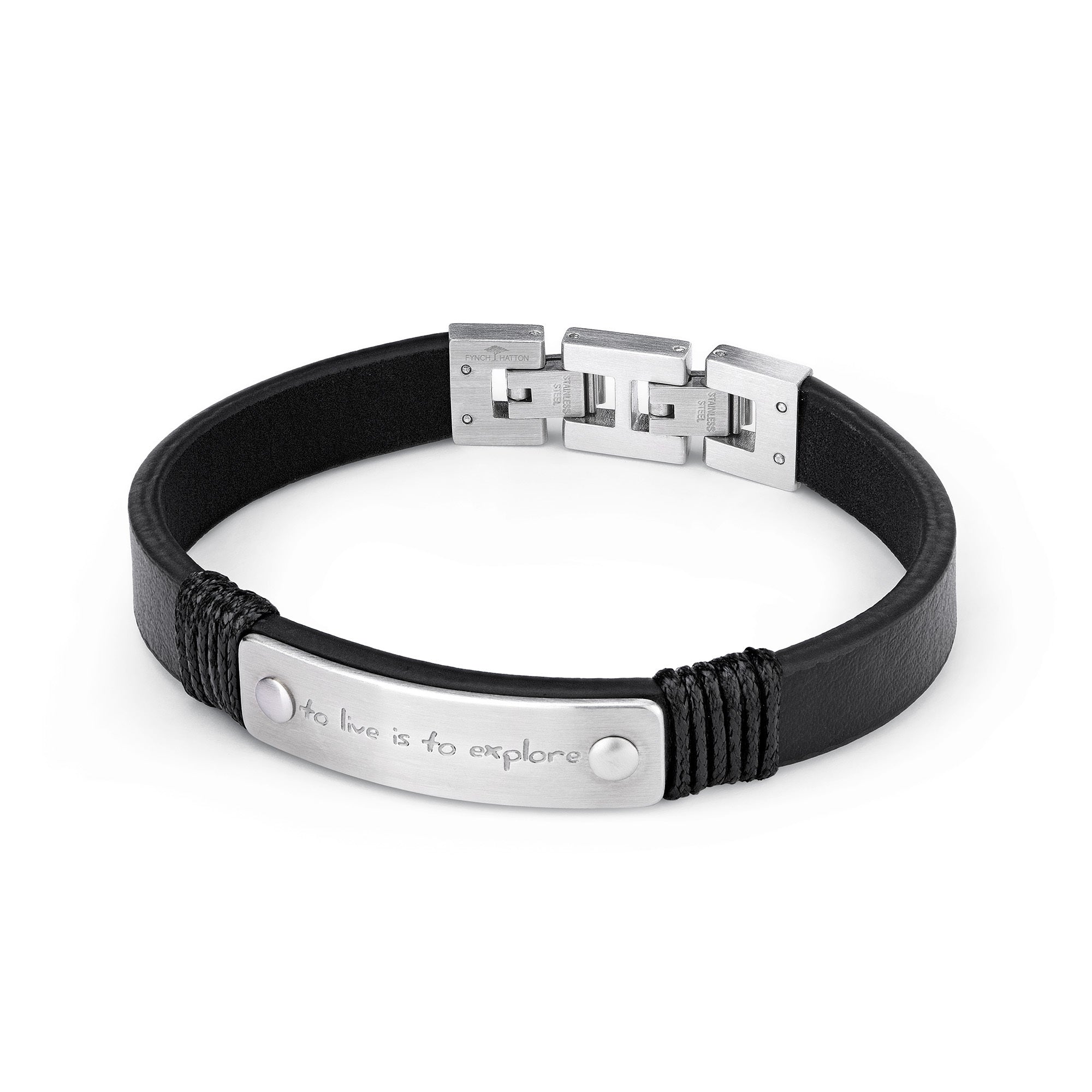 Fynch-Hatton Armband bestehend aus einem schwarzen Lederband mit silbernem Edelstahlplättchen und silbernem Verschluss; Produktbild