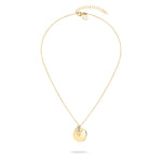 Tamaris Halskette - Flower by Tamaris: goldene Halskette mit rundem Plättchenanhänger und kleinem Charm an einer zarten Kette, auf weißem Hintergrund.