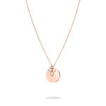 Roségoldfarbene Damen-Halskette mit rundem Anhänger, filigranem Blütenelement und funkelndem Schmuckstein.