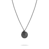 Die Tamaris Halskette - Flower von Tamaris hat eine schwarze Kette und einen runden Anhänger mit einer kleinen Rose an der Spitze, die auf weißem Hintergrund zu sehen ist.