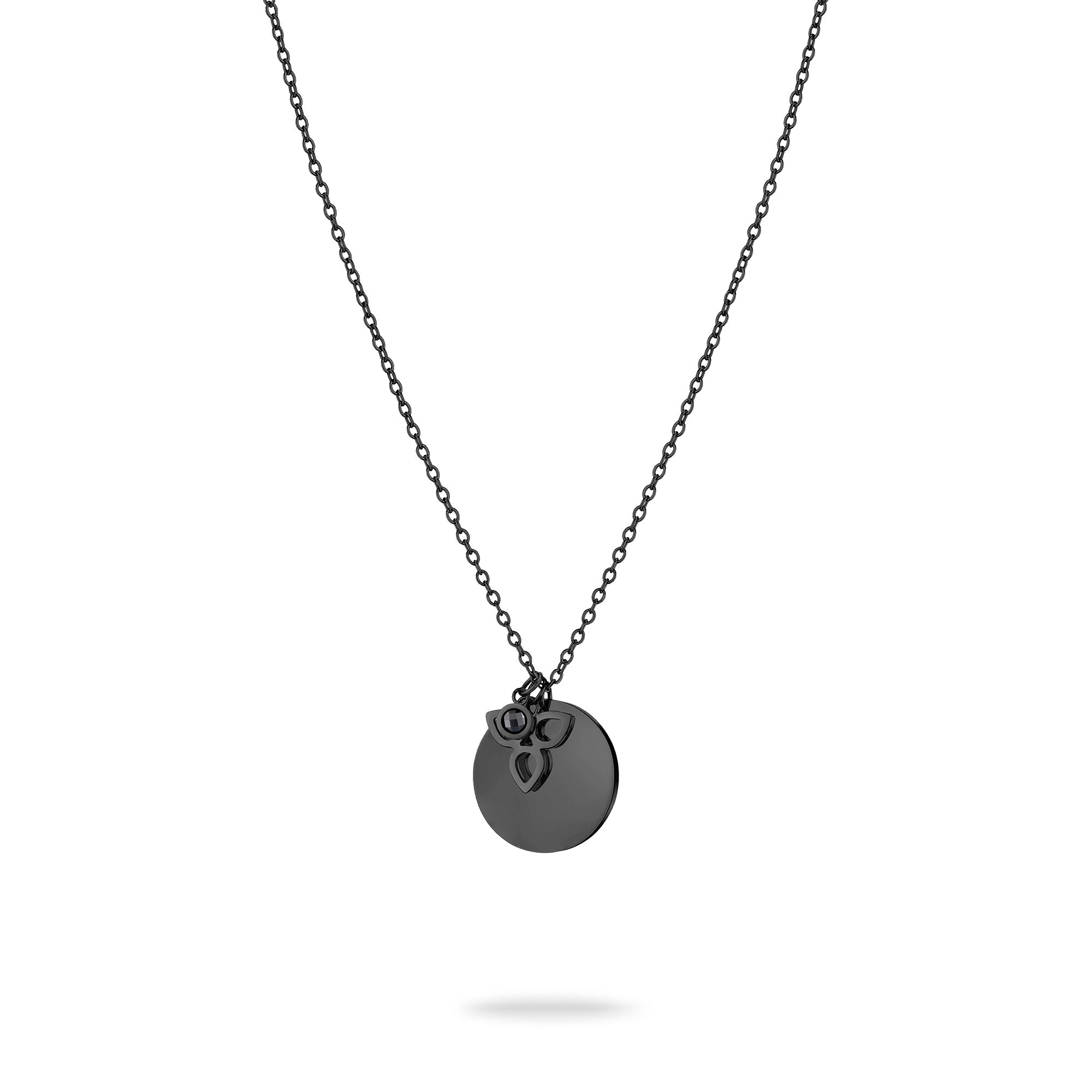 Die Tamaris Halskette - Flower von Tamaris hat eine schwarze Kette und einen runden Anhänger mit einer kleinen Rose an der Spitze, die auf weißem Hintergrund zu sehen ist.