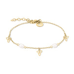 Das Tamaris Armband - Pearl Flower von Tamaris ist mit goldenen Ketten, weißen Perlen, Trinity-Knoten-Anhängern, funkelnden Zirkonia-Akzenten und einem verstellbaren Verschluss ausgestattet.