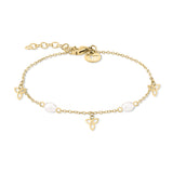 Das Tamaris Armband - Pearl Flower von Tamaris ist mit goldenen Ketten, weißen Perlen, Trinity-Knoten-Anhängern, funkelnden Zirkonia-Akzenten und einem verstellbaren Verschluss ausgestattet.