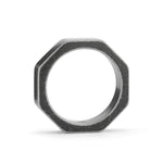 Der Fynch-Hatton Ring - The Classic Ring in 64 ist ein metallischer, achteckiger Edelstahlring von Fynch-Hatton, der aufrecht auf weißem Grund abgebildet ist - ideal für Herren Schmuckliebhaber.