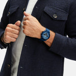 Fynch-Hatton Armbanduhr mit blauem Zifferblatt, Chronographenwerk, blauem Gehäuse mit aufgesetztem Topring und blauem Silikonband; Tragebild