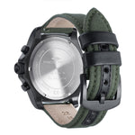 Rückansicht der Fynch-Hatton Armbanduhr - The Leather Chrono mit einem grünen Stoffarmband mit Lederakzenten und einem gravierten Edelstahlgehäuse.