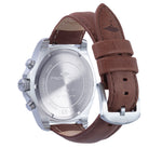 Rückansicht der Fynch-Hatton Armbanduhr - The Leather Chrono von Fynch-Hatton, mit braunem Lederarmband und graviertem Edelstahlgehäuse.