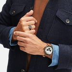 Fynch-Hatton Armbanduhr mit weißem Zifferblatt, Chronographenwerk, silbernem Gehäuse mit aufgesetztem Topring und braunem Lederband; Tragebild