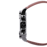 Fynch-Hatton Armbanduhr mit weißem Zifferblatt, Chronographenwerk, silbernem Gehäuse mit aufgesetztem Topring und braunem Lederband; Seitenansicht