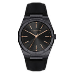 Die LIEBESKIND BERLIN Armbanduhr - Vintage Classic von Liebeskind Berlin verfügt über ein schwarzes Zifferblatt mit goldenen Indexen, ein elegantes Edelstahlgehäuse und ein elegantes schwarzes Lederarmband auf weißem Hintergrund.