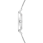 Seitenansicht der silbernen Tamaris Armbanduhr - The Colour Classic mit schlankem Gehäuse und elegantem Netzarmband von Tamaris, dargestellt vor weißem Hintergrund.