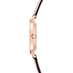 Seitenansicht der Tamaris Armbanduhr - The Woven by Tamaris in Roségold, mit schlankem Gehäuse und zweifarbigem Lederband für zeitlose Eleganz.